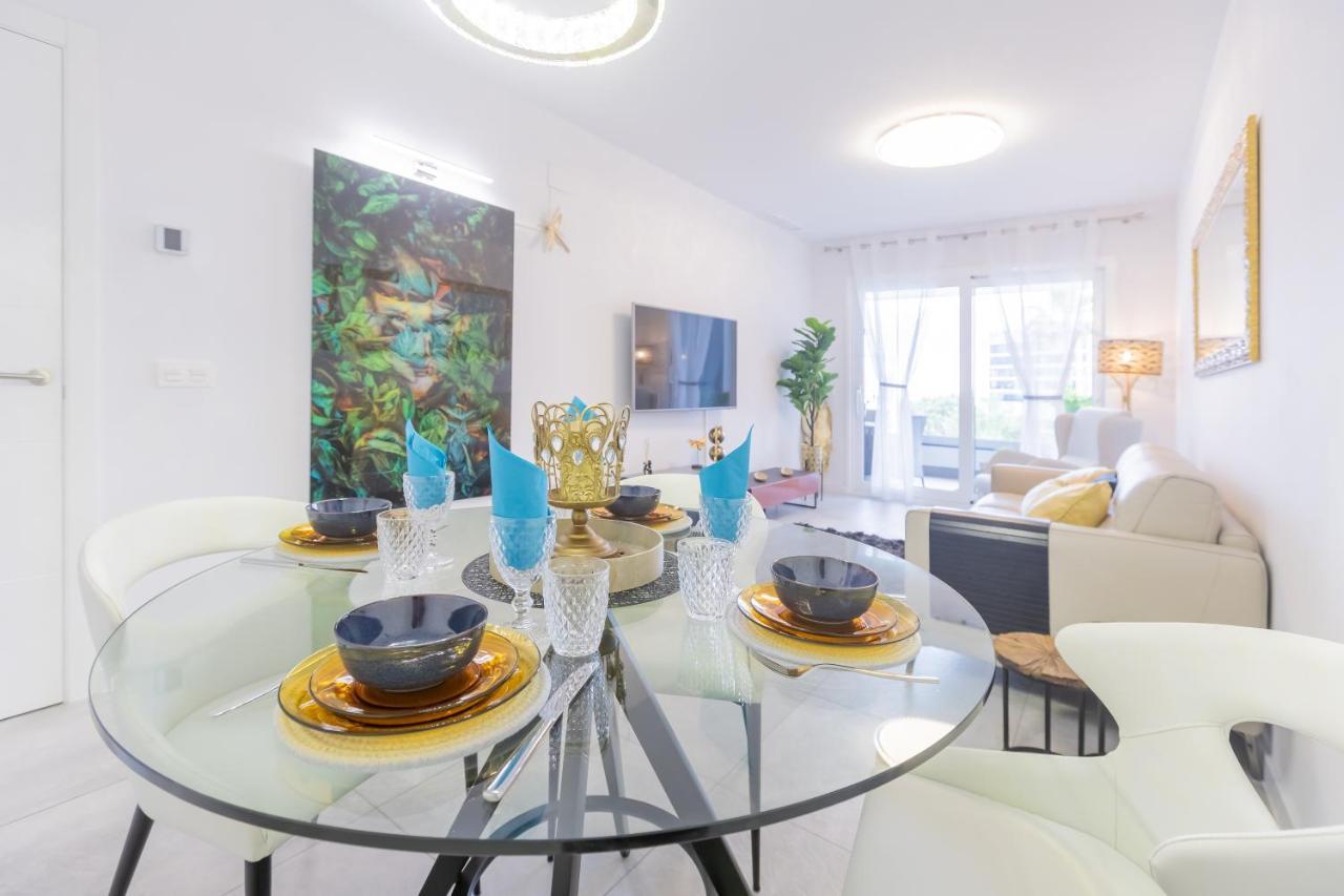 Lejlighed Luxury Brand New 2-bedroom Apartment, 3 Min Walk To The Beach!