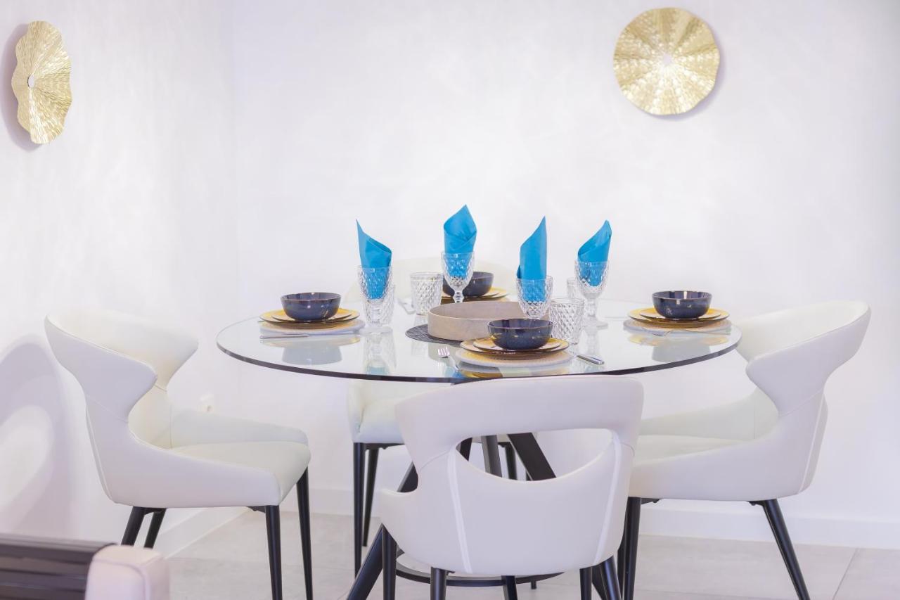 Luxury Brand New 2-bedroom Apartment, 3 Min Walk To The Beach! Lejlighed