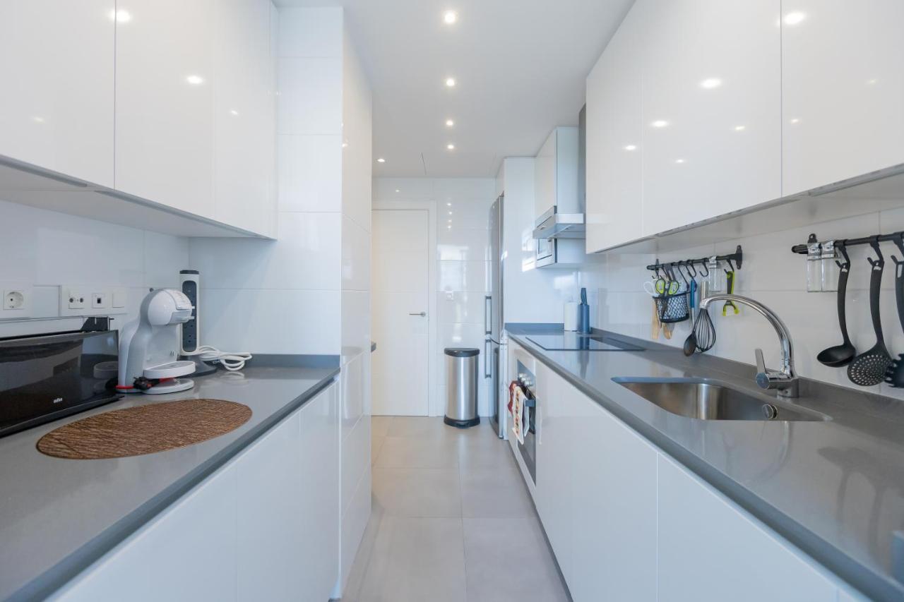 Luxury Brand New 2-bedroom Apartment, 3 Min Walk To The Beach! Lejlighed *