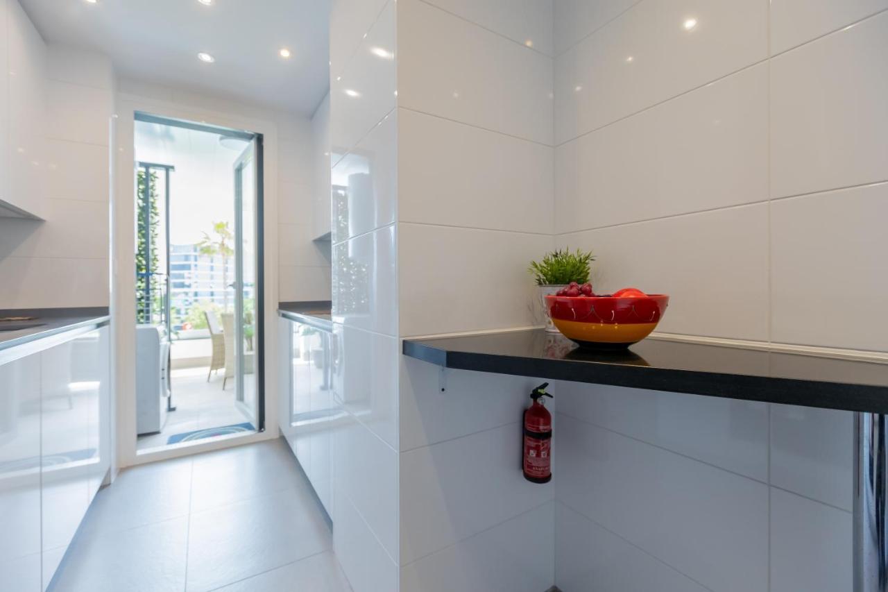 Luxury Brand New 2-bedroom Apartment, 3 Min Walk To The Beach! Lejlighed *